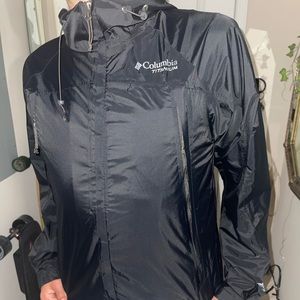 Mens fit Columbia rain jacket